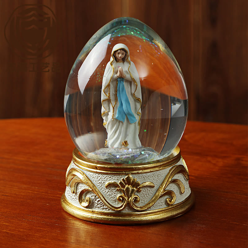 Christianartworkshop Globo di neve glitterato a forma di uovo con statua della Madonna in preghiera: emblema di pura supplica celeste. - image 1