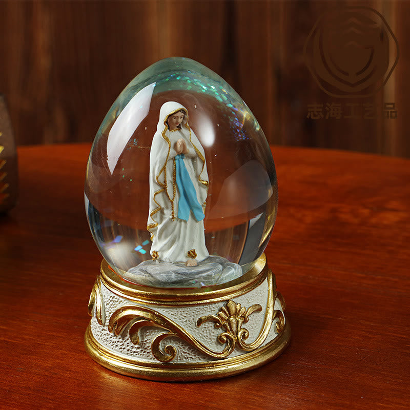 Christianartworkshop Globo di neve glitterato a forma di uovo con statua della Madonna in preghiera: emblema di pura supplica celeste. - image 2