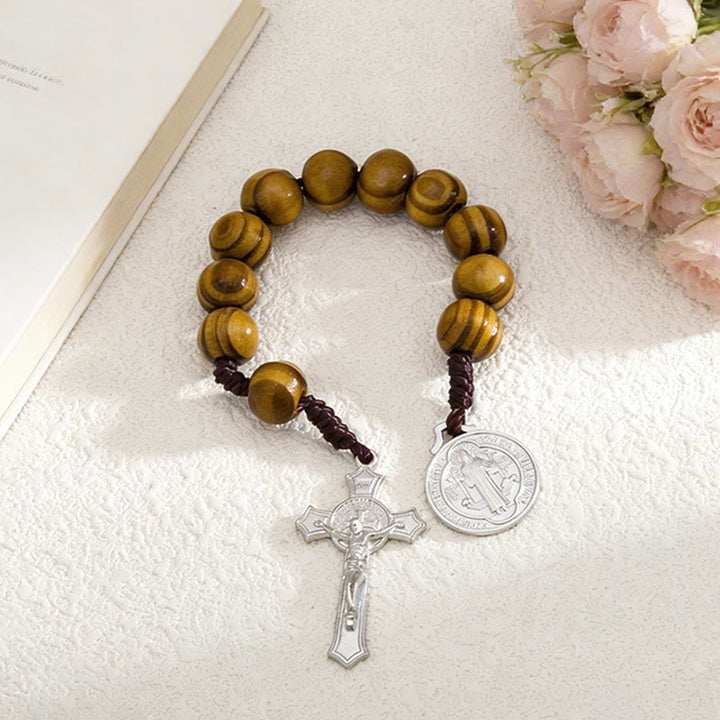 Christianartworkshop Decorazione per auto con perline di legno a strisce, crocifisso di Gesù e medaglia con figura sacra: emblema della protezione celeste a bordo strada. - image 5