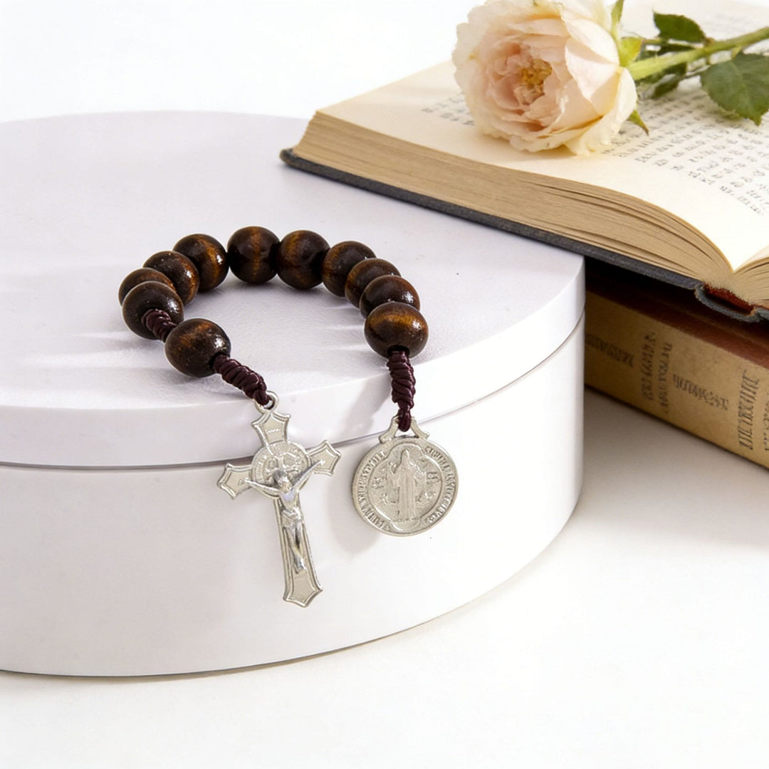 Christianartworkshop Decorazione per auto con perline di legno a strisce, crocifisso di Gesù e medaglia con figura sacra: emblema della protezione celeste a bordo strada. - image 11