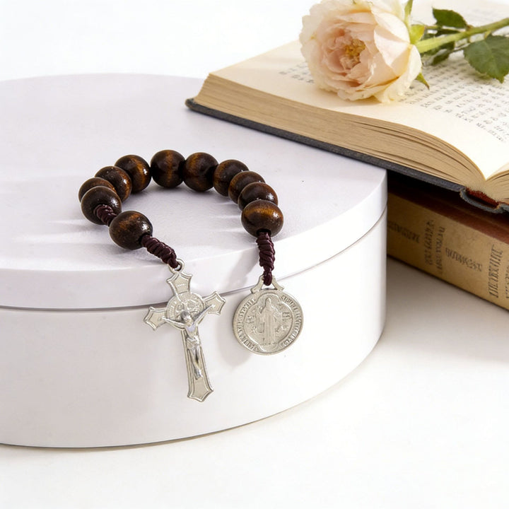 Christianartworkshop Decorazione per auto con perline di legno a strisce, crocifisso di Gesù e medaglia con figura sacra: emblema della protezione celeste a bordo strada. - image 11