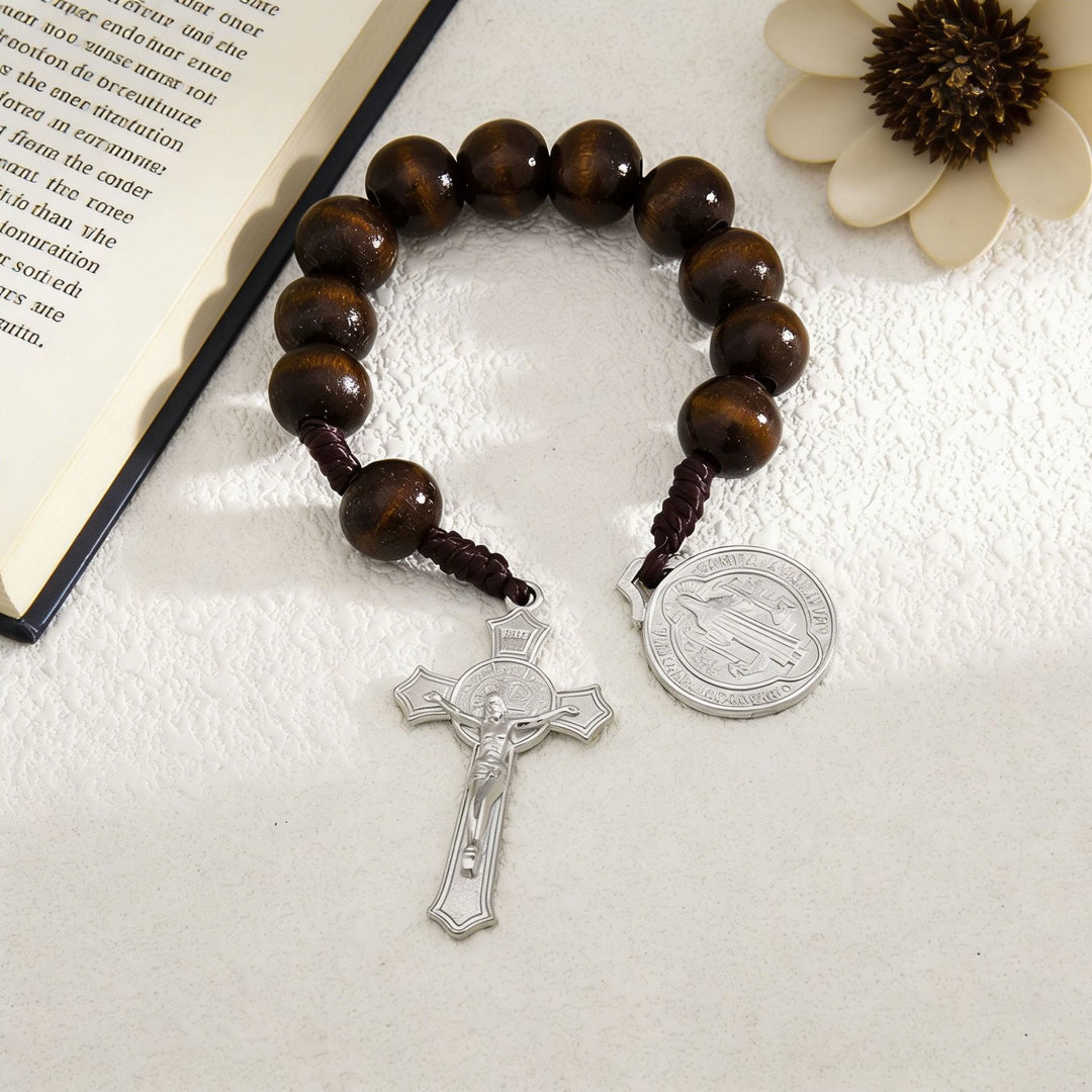 Christianartworkshop Decorazione per auto con perline di legno a strisce, crocifisso di Gesù e medaglia con figura sacra: emblema della protezione celeste a bordo strada. - image 12
