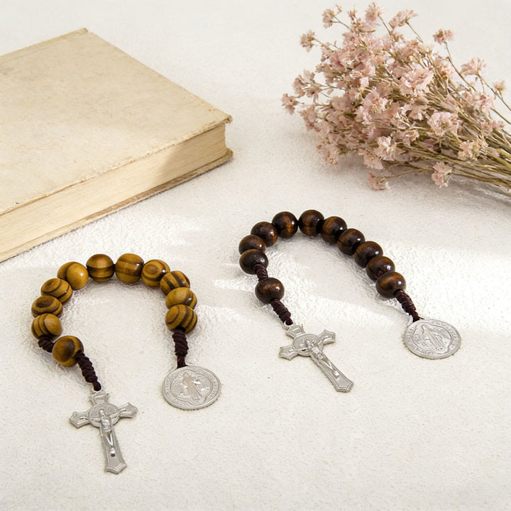 Christianartworkshop Decorazione per auto con perline di legno a strisce, crocifisso di Gesù e medaglia con figura sacra: emblema della protezione celeste a bordo strada. - image 2