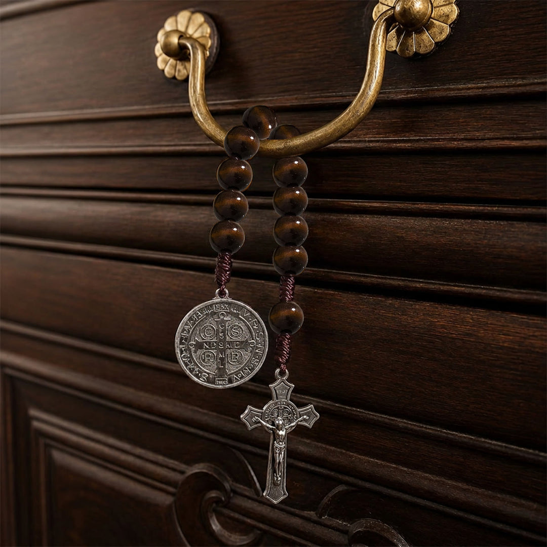 Christianartworkshop Decorazione per auto con perline di legno a strisce, crocifisso di Gesù e medaglia con figura sacra: emblema della protezione celeste a bordo strada. - Caffè scuro - image 10