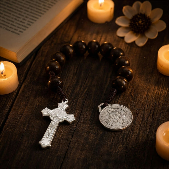 Christianartworkshop Decorazione per auto con perline di legno a strisce, crocifisso di Gesù e medaglia con figura sacra: emblema della protezione celeste a bordo strada. - image 15