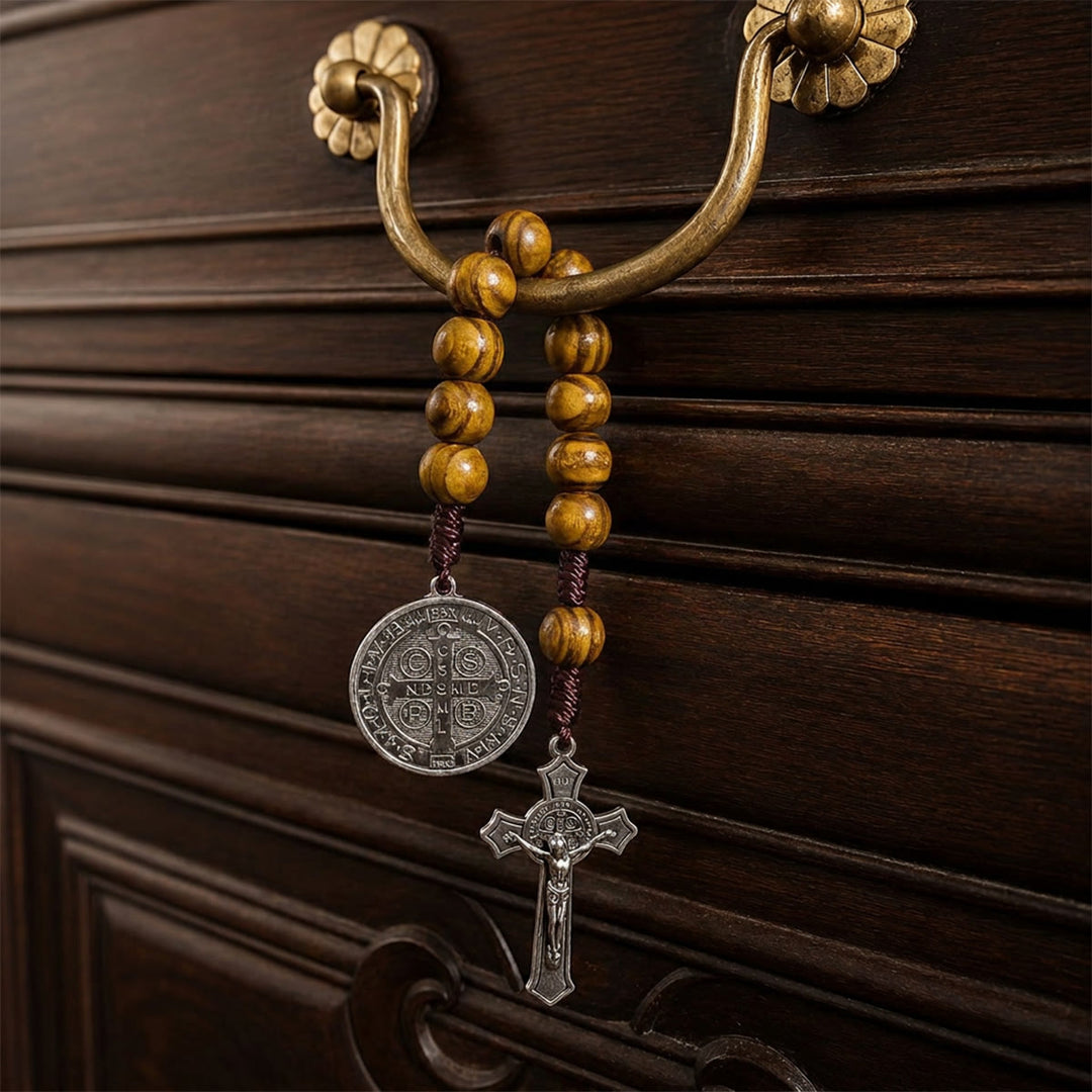 Christianartworkshop Decorazione per auto con perline di legno a strisce, crocifisso di Gesù e medaglia con figura sacra: emblema della protezione celeste a bordo strada. - Caffè - image 0