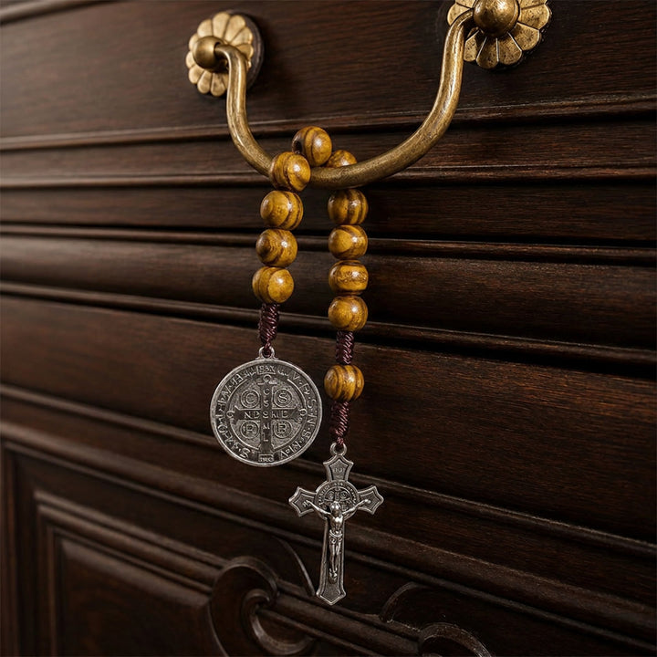 Christianartworkshop Decorazione per auto con perline di legno a strisce, crocifisso di Gesù e medaglia con figura sacra: emblema della protezione celeste a bordo strada. - Caffè - image 0