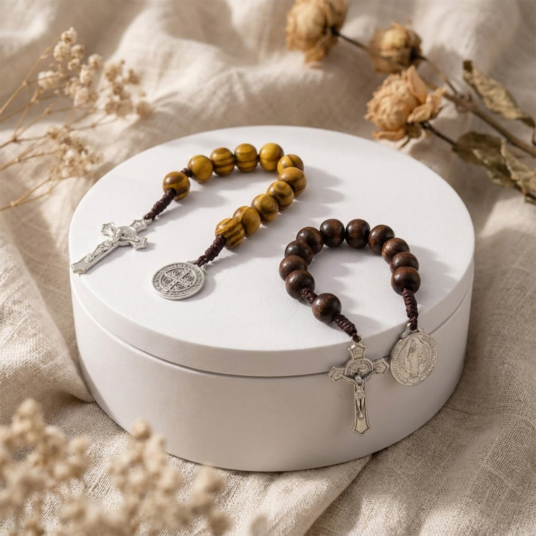 Christianartworkshop Decorazione per auto con perline di legno a strisce, crocifisso di Gesù e medaglia con figura sacra: emblema della protezione celeste a bordo strada. - image 3