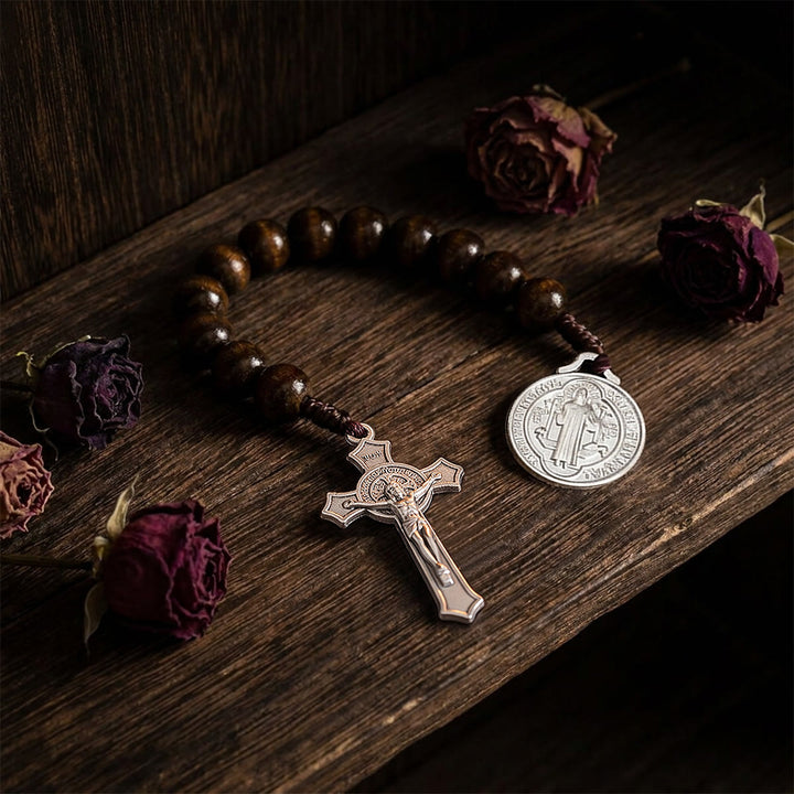 Christianartworkshop Decorazione per auto con perline di legno a strisce, crocifisso di Gesù e medaglia con figura sacra: emblema della protezione celeste a bordo strada. - image 16