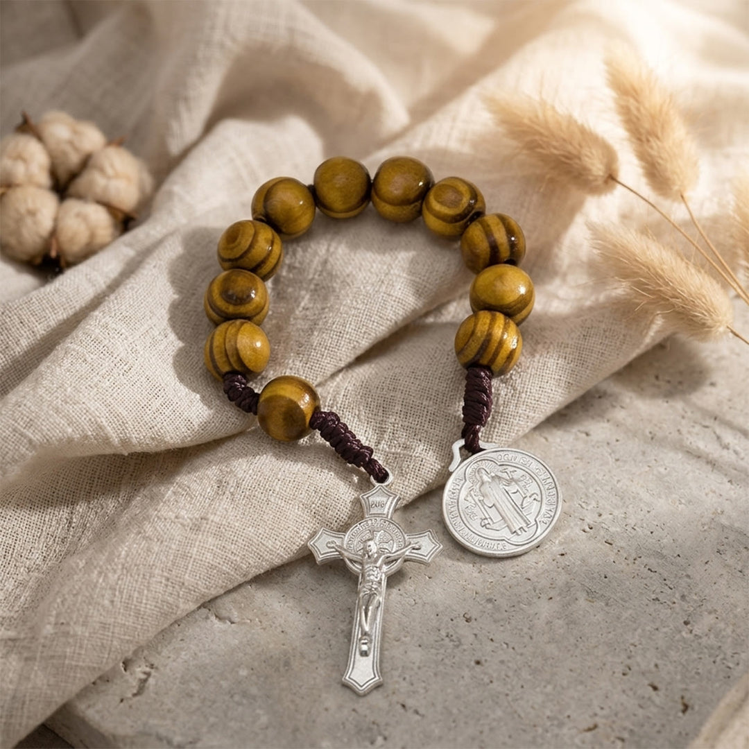 Christianartworkshop Decorazione per auto con perline di legno a strisce, crocifisso di Gesù e medaglia con figura sacra: emblema della protezione celeste a bordo strada. - image 6