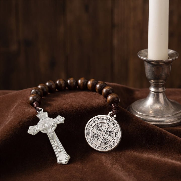 Christianartworkshop Decorazione per auto con perline di legno a strisce, crocifisso di Gesù e medaglia con figura sacra: emblema della protezione celeste a bordo strada. - image 17