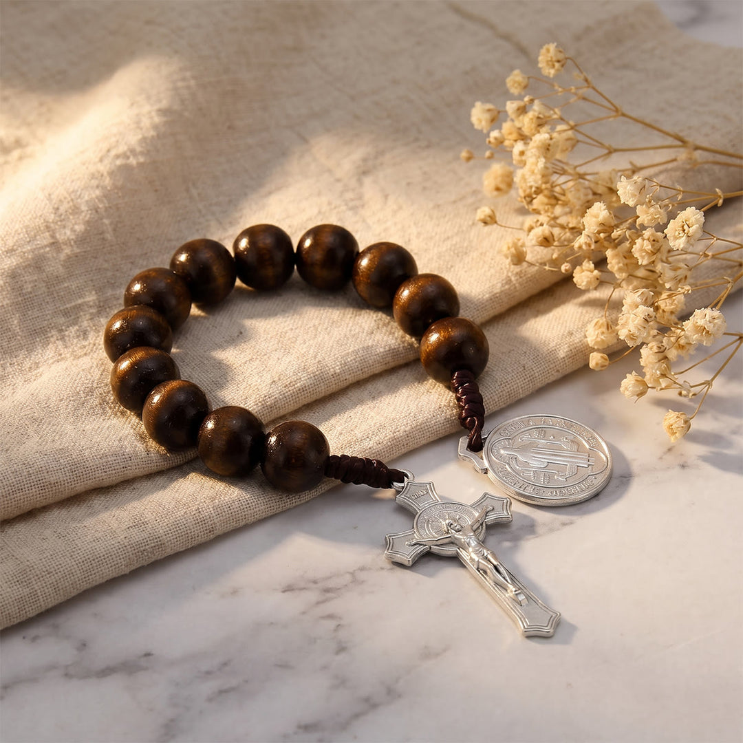 Christianartworkshop Decorazione per auto con perline di legno a strisce, crocifisso di Gesù e medaglia con figura sacra: emblema della protezione celeste a bordo strada. - image 13