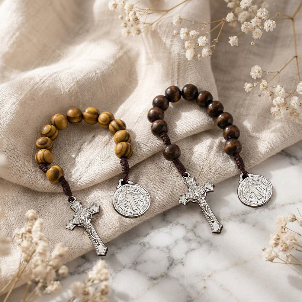 Christianartworkshop Decorazione per auto con perline di legno a strisce, crocifisso di Gesù e medaglia con figura sacra: emblema della protezione celeste a bordo strada. - image 1