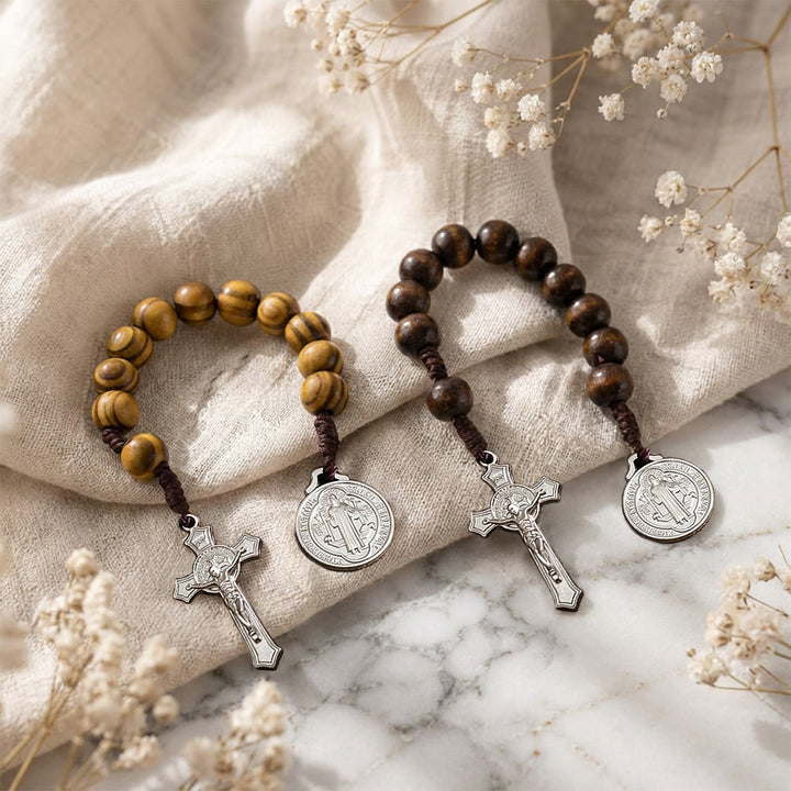 Christianartworkshop Decorazione per auto con perline di legno a strisce, crocifisso di Gesù e medaglia con figura sacra: emblema della protezione celeste a bordo strada. - image 1