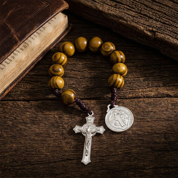 Christianartworkshop Decorazione per auto con perline di legno a strisce, crocifisso di Gesù e medaglia con figura sacra: emblema della protezione celeste a bordo strada. - image 7