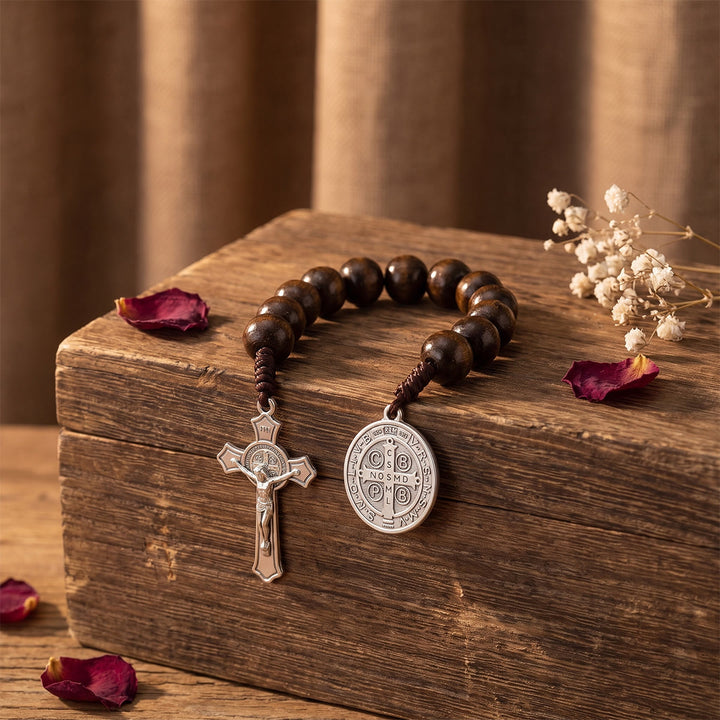 Christianartworkshop Decorazione per auto con perline di legno a strisce, crocifisso di Gesù e medaglia con figura sacra: emblema della protezione celeste a bordo strada. - image 14