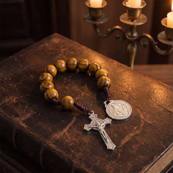Christianartworkshop Decorazione per auto con perline di legno a strisce, crocifisso di Gesù e medaglia con figura sacra: emblema della protezione celeste a bordo strada. - image 9