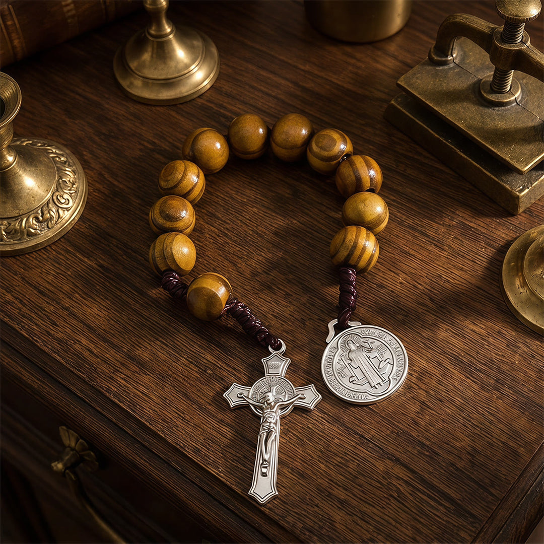 Christianartworkshop Decorazione per auto con perline di legno a strisce, crocifisso di Gesù e medaglia con figura sacra: emblema della protezione celeste a bordo strada. - image 8