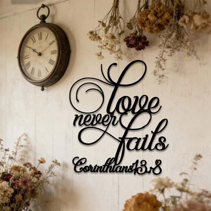 Decorazione da parete in metallo Christianartworkshop Flourish Script Love Never Fails: emblema dell'eterno affetto celeste. - image 1