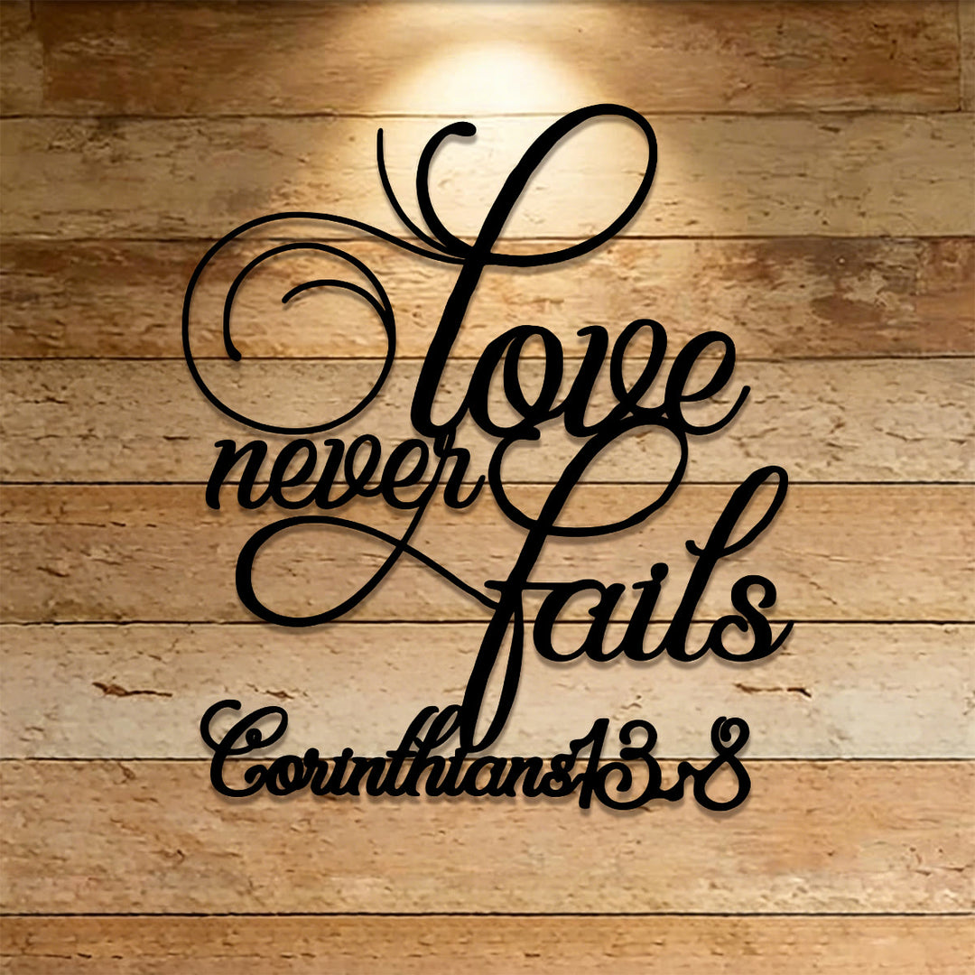 Decorazione da parete in metallo Christianartworkshop Flourish Script Love Never Fails: emblema dell'eterno affetto celeste. - image 0