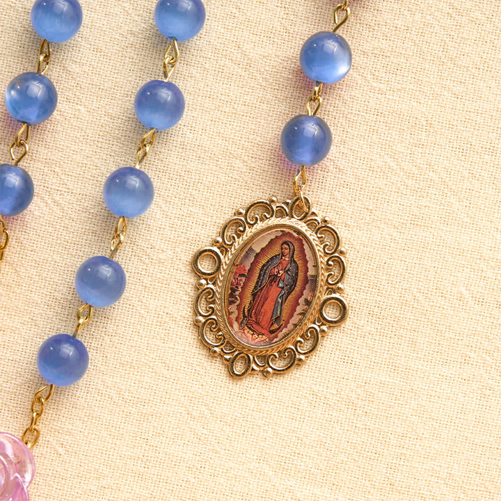 Christianartworkshop Rosario con rosa occhio di gatto blu e medaglia della Madonna: simbolo della dolce misericordia celeste - image 6