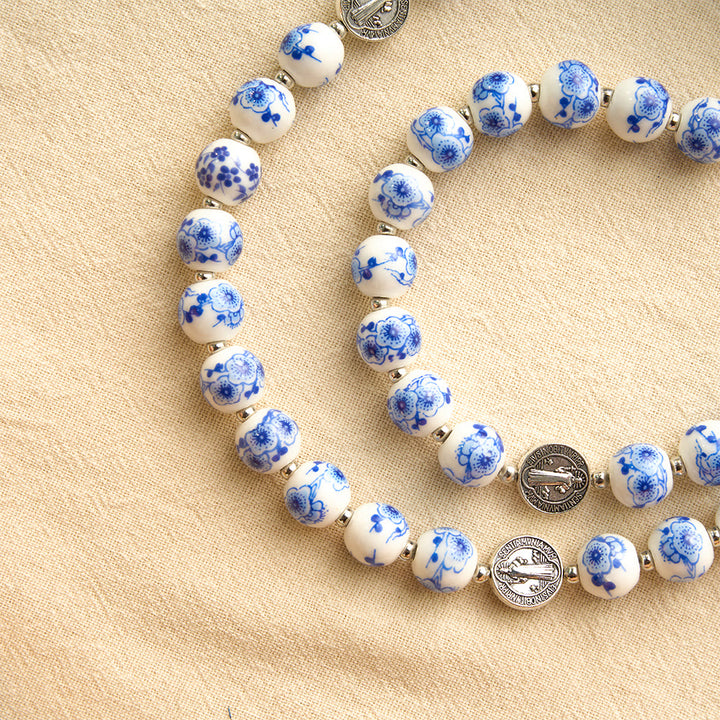 Christianartworkshop Rosario in ceramica blu e bianco con decorazioni floreali, medaglie di San Benedetto e della Madonna. - image 37