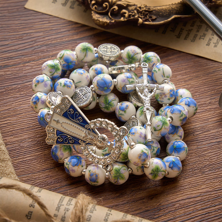 Christianartworkshop Rosario in ceramica blu e bianco con decorazioni floreali, medaglie di San Benedetto e della Madonna. - image 13