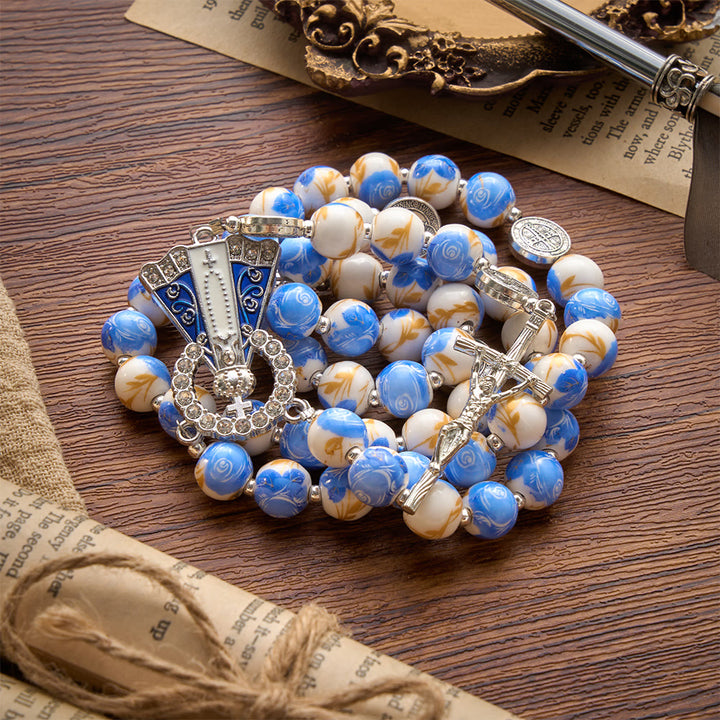 Christianartworkshop Rosario in ceramica blu e bianco con decorazioni floreali, medaglie di San Benedetto e della Madonna. - image 19