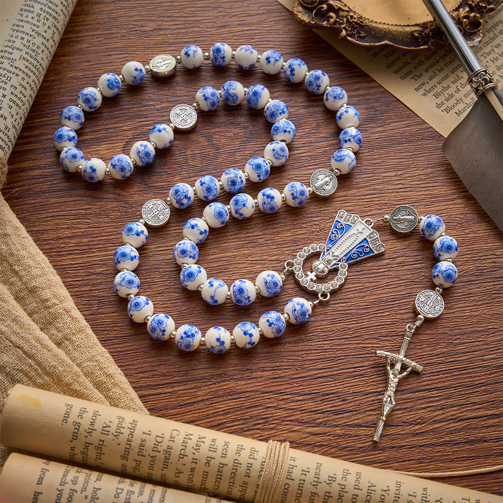 Christianartworkshop Rosario in ceramica blu e bianco con decorazioni floreali, medaglie di San Benedetto e della Madonna. - Nostra Signora e il Crocifisso - Stile F - image 32
