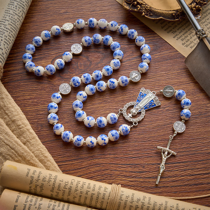 Christianartworkshop Rosario in ceramica blu e bianco con decorazioni floreali, medaglie di San Benedetto e della Madonna. - Nostra Signora e il Crocifisso - Stile F - image 32