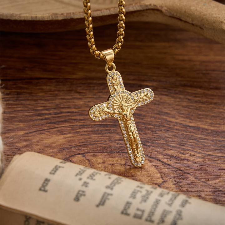 Collana con crocifisso e catena a maglie con cristalli scintillanti Christianartworkshop : emblema di un amore sacrificale senza tempo. - image 3