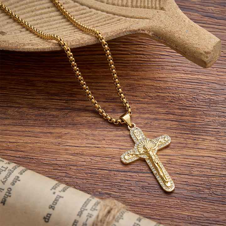 Collana con crocifisso e catena a maglie con cristalli scintillanti Christianartworkshop : emblema di un amore sacrificale senza tempo. - image 2