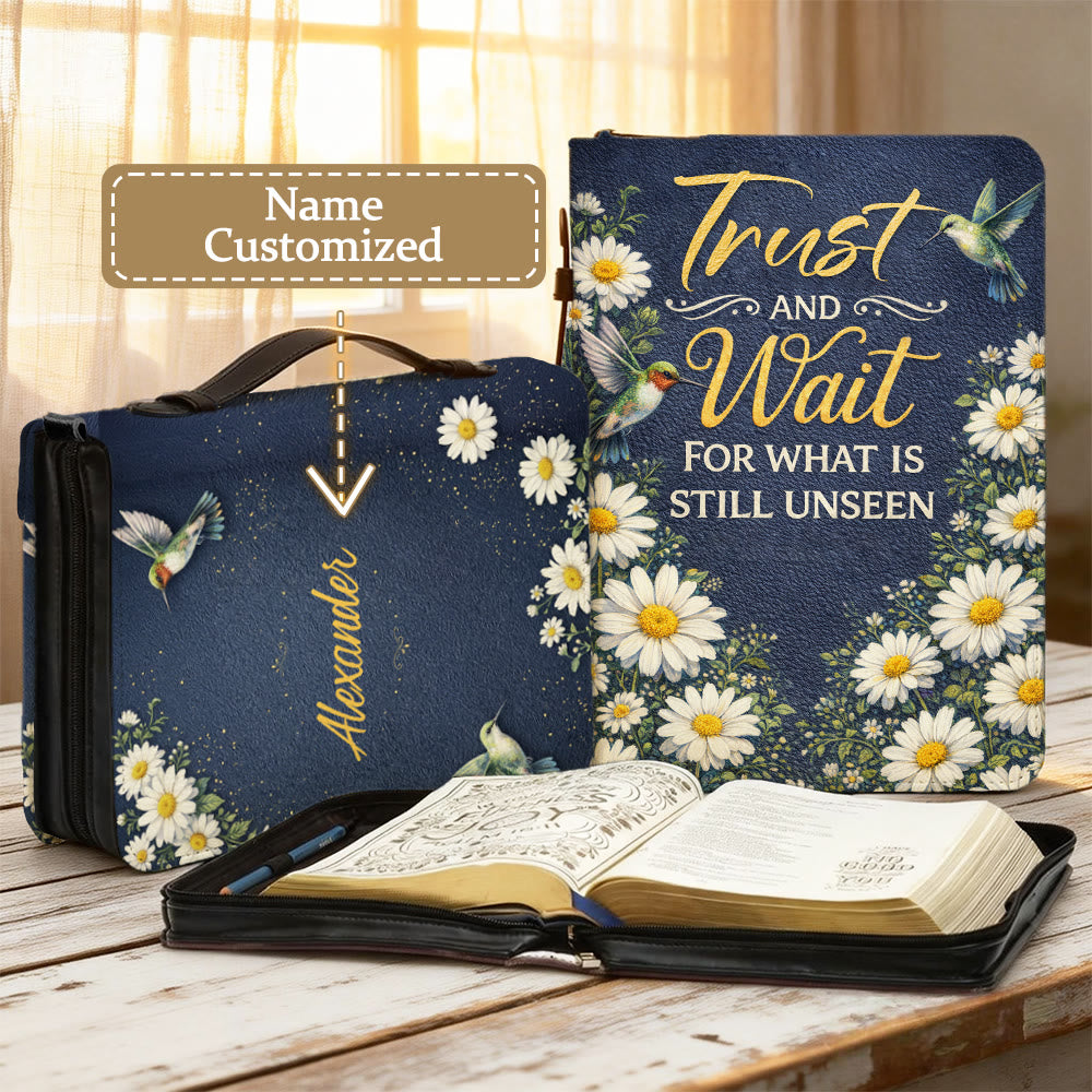 Christianartworkshop Fiducia e Attendi Romani 8:24 Copertina della Bibbia Margherita e Colibrì - 2XL - Nome personalizzato - image 0