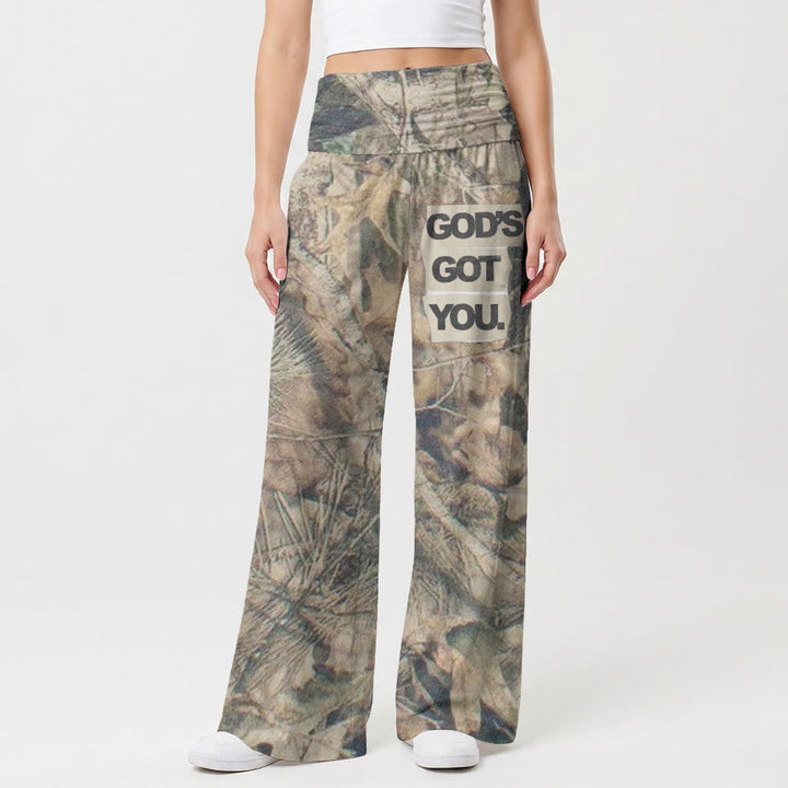 Christianartworkshop Pantaloni da donna a gamba larga a vita alta con stampa mimetica "God’s Got You" - image 1