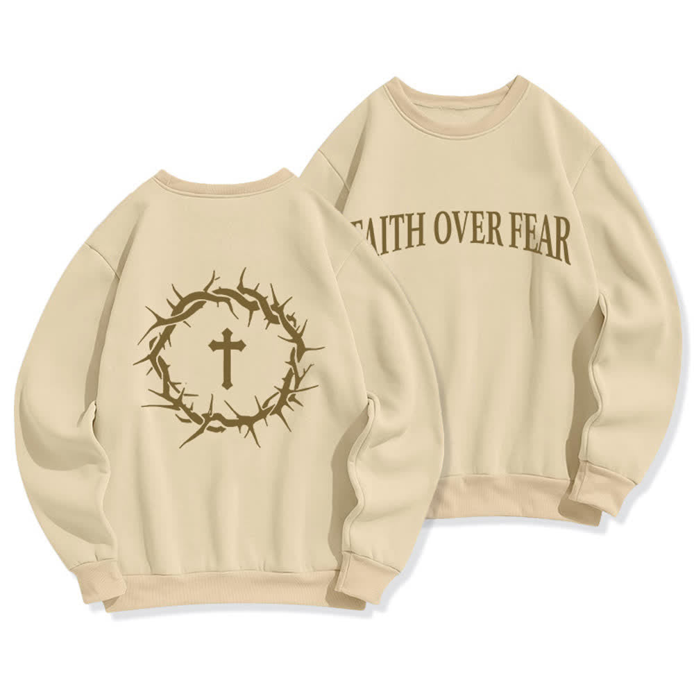 Christianartworkshop Felpa girocollo foderata in pile con grafica a croce "Faith Over Fear" - Beige - 2XL - image 12