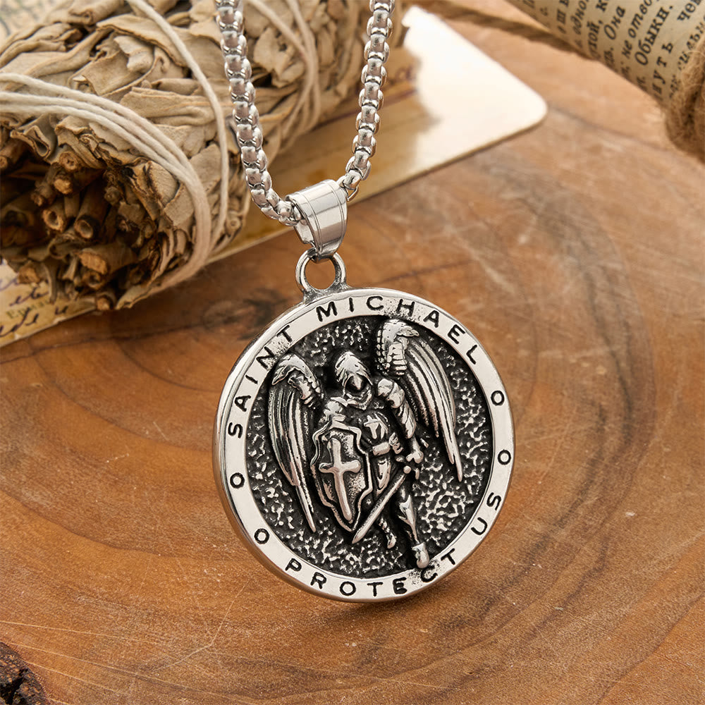 Christianartworkshop Collana vintage con medaglione reversibile di San Michele in rilievo: emblema della potente protezione celeste. - San Michele - image 0