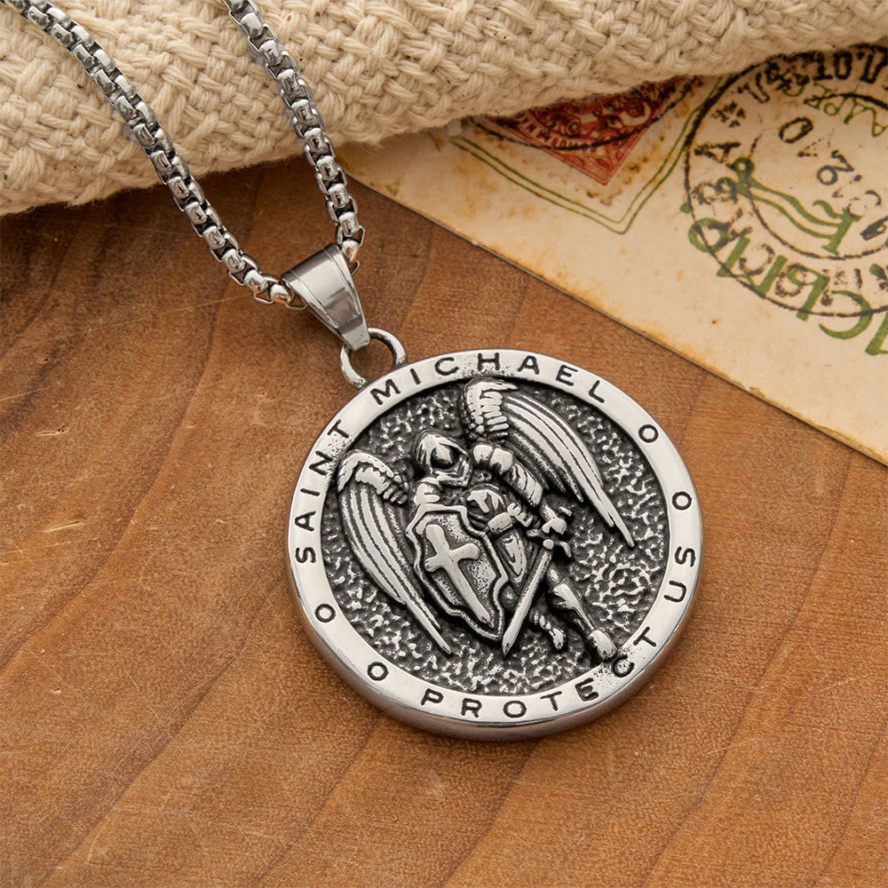 Christianartworkshop Collana vintage con medaglione reversibile di San Michele in rilievo: emblema della potente protezione celeste. - image 1
