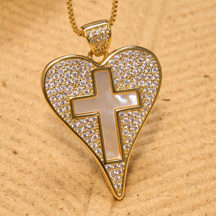 Christianartworkshop Collana a forma di cuore con pavé di zirconi e croce in madreperla: emblema di sincera devozione celeste. - image 4