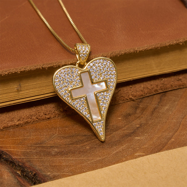 Christianartworkshop Collana a forma di cuore con pavé di zirconi e croce in madreperla: emblema di sincera devozione celeste. - Attraverso - image 0