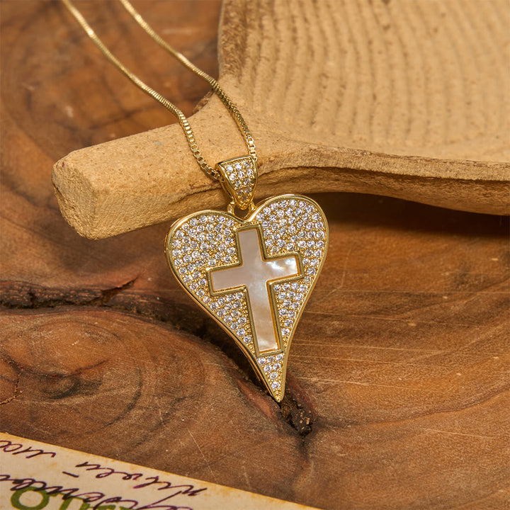 Christianartworkshop Collana a forma di cuore con pavé di zirconi e croce in madreperla: emblema di sincera devozione celeste. - image 1