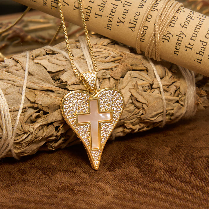 Christianartworkshop Collana a forma di cuore con pavé di zirconi e croce in madreperla: emblema di sincera devozione celeste. - image 3