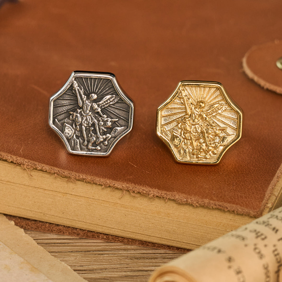 Christianartworkshop Anello ottagonale scolpito con arcangelo in rilievo: emblema di una valorosa protezione celeste. - image 0