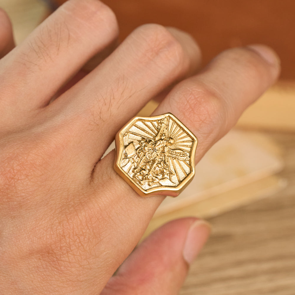 Christianartworkshop Anello ottagonale scolpito con arcangelo in rilievo: emblema di una valorosa protezione celeste. - D'oro - US 13 - image 1