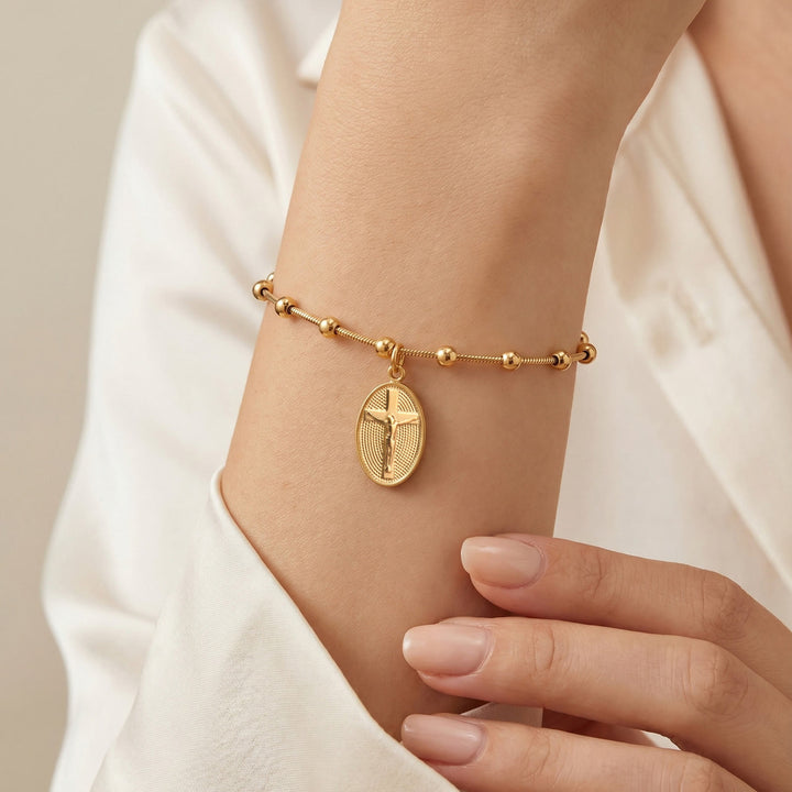 Christianartworkshop Bracciale con medaglie e catena di perline testurizzate: simbolo di una forza interiore incrollabile. - Croce latina d'oro - image 7