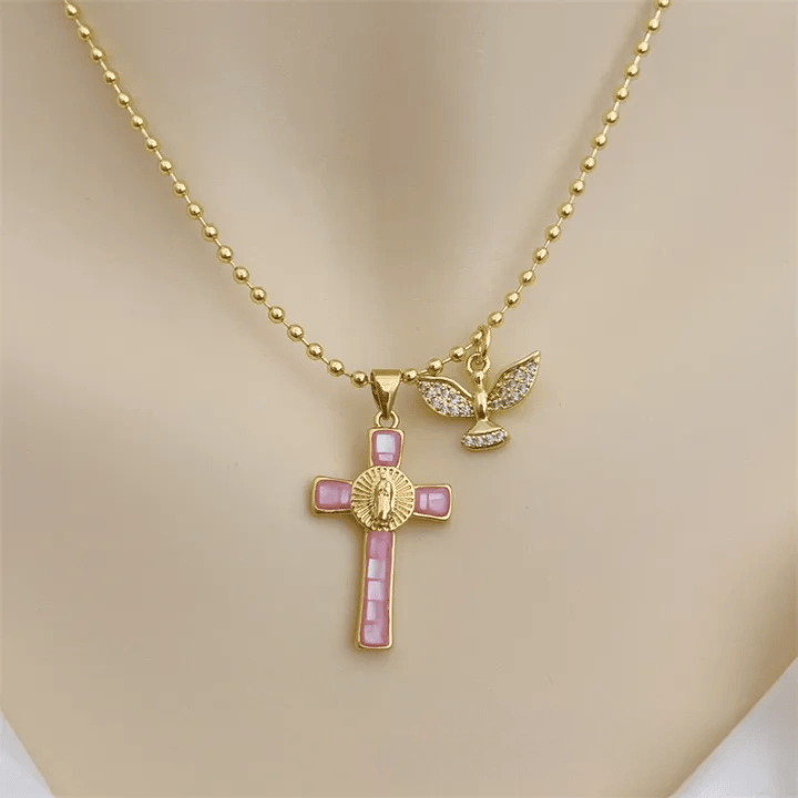Christianartworkshop Collana con croce intarsiata color pastello dello Spirito Santo, emblema di protezione celeste. - Rosa chiaro - image 1