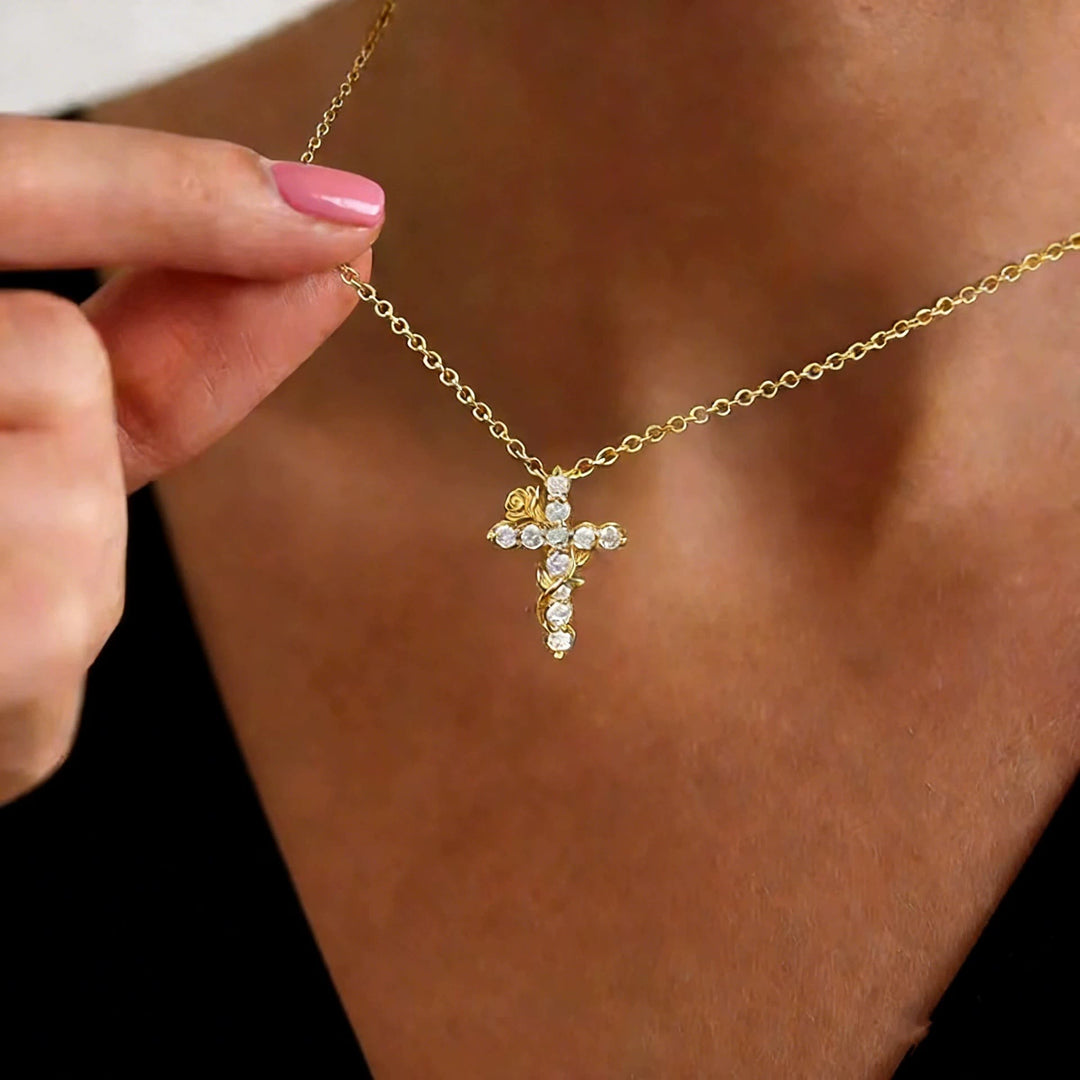 Collana con ciondolo a croce con rosa e vite di cristallo Christianartworkshop : simbolo di dolce misericordia celeste - image 3