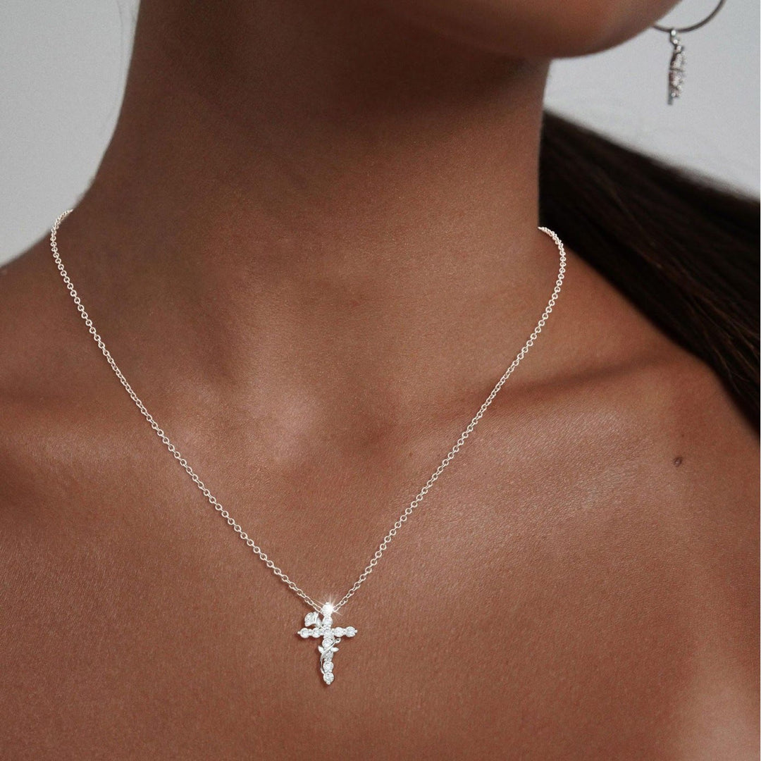 Collana con ciondolo a croce con rosa e vite di cristallo Christianartworkshop : simbolo di dolce misericordia celeste - image 8
