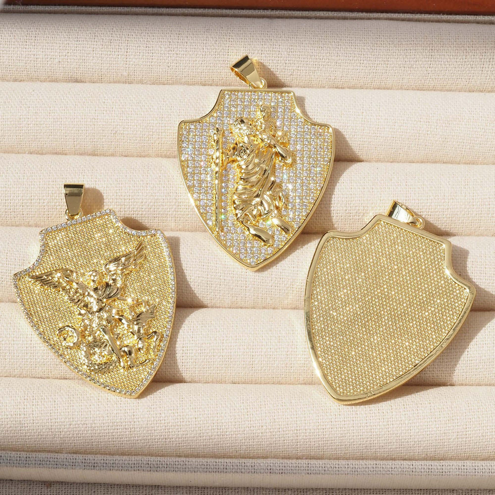 Christianartworkshop Collana con ciondolo a forma di scudo decorato: emblema di potente protezione celeste - image 1