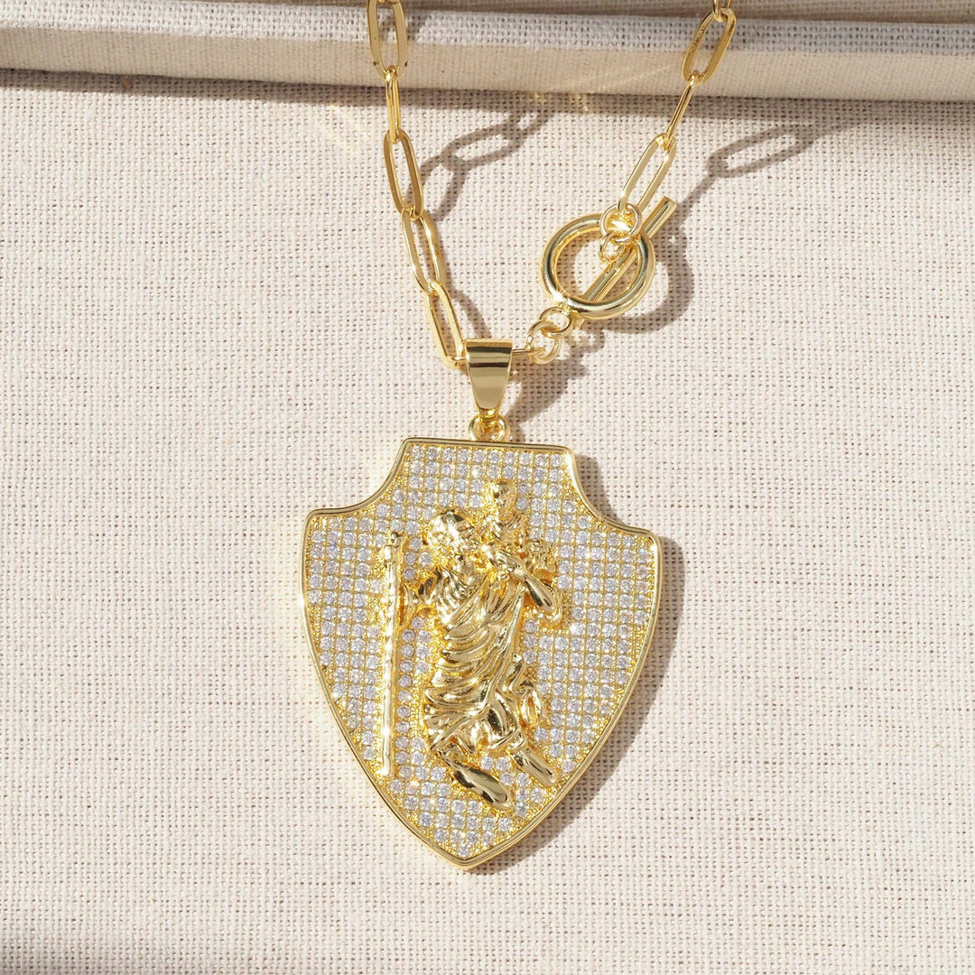 Christianartworkshop Collana con ciondolo a forma di scudo decorato: emblema di potente protezione celeste - Ciondolo a scudo di San Cristoforo interamente pavé - image 4
