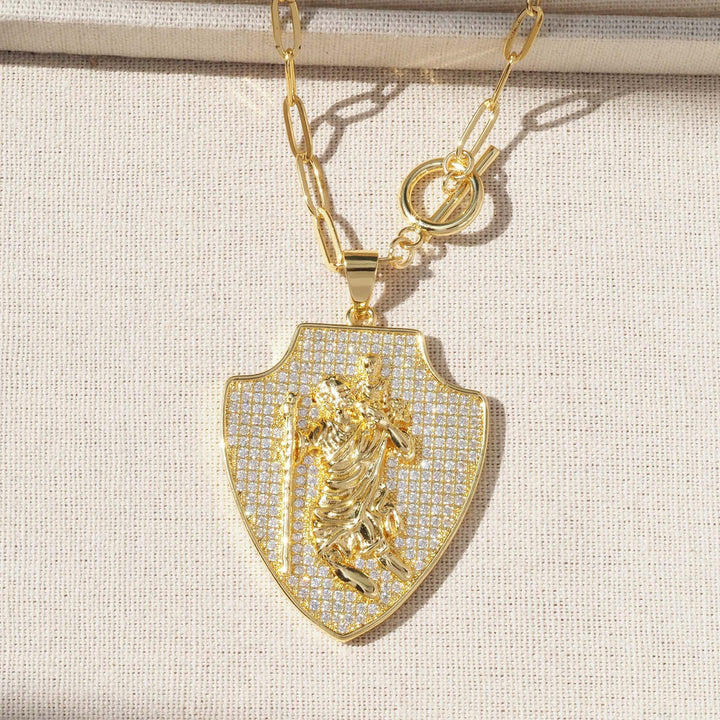 Christianartworkshop Collana con ciondolo a forma di scudo decorato: emblema di potente protezione celeste - Ciondolo a scudo di San Cristoforo interamente pavé - image 4